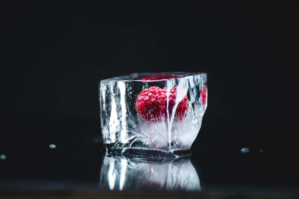 アイス キューブの冷凍ラズベリー - 写真・画像