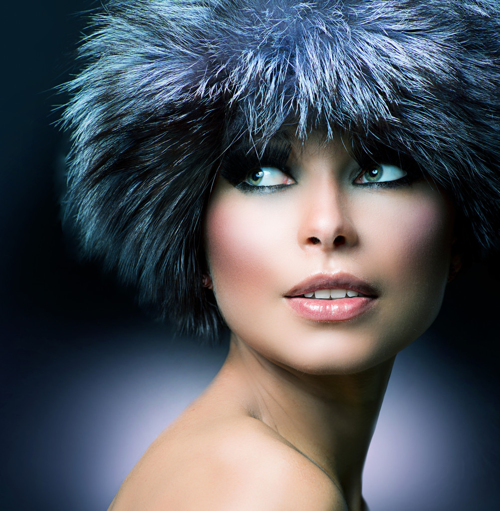 zima moda. futro kapelusz. piękna dziewczyna w kapeluszu furry - Zdjęcie, obraz