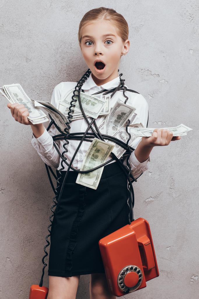 σοκαρισμένος παιδί με χρήματα - Φωτογραφία, εικόνα