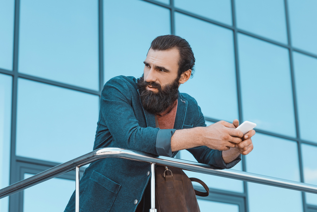 Бородатий бізнесмен Використовуючи смартфон
 - Фото, зображення