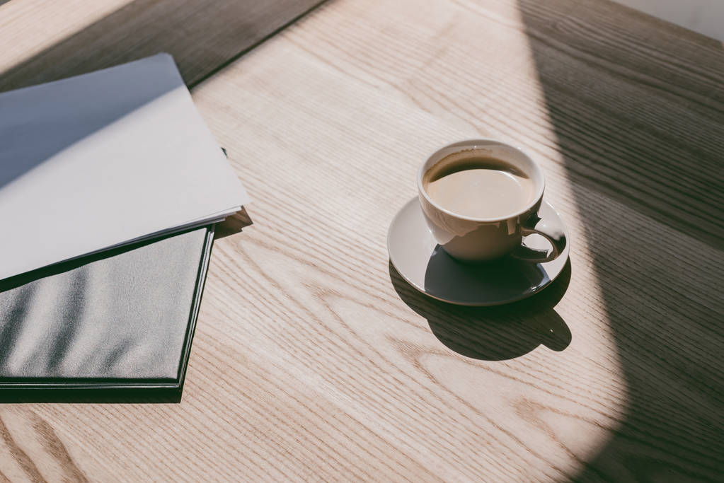 Csésze kávé és notebook-ok, asztal - Fotó, kép