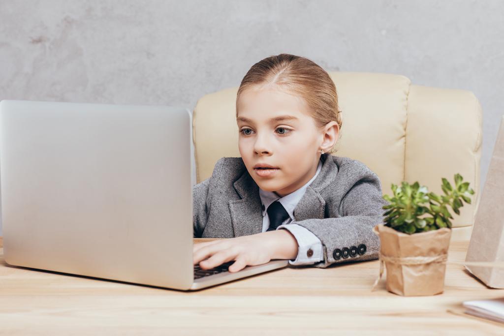 Kind mit Laptop am Arbeitsplatz - Foto, Bild