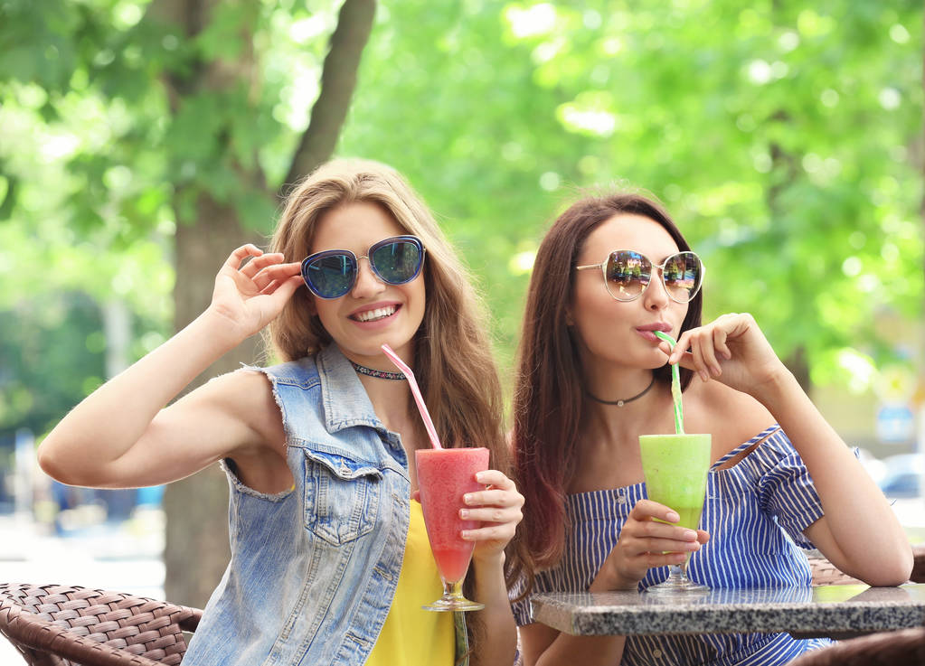 Naiset nauttivat tuoreesta smoothie
  - Valokuva, kuva