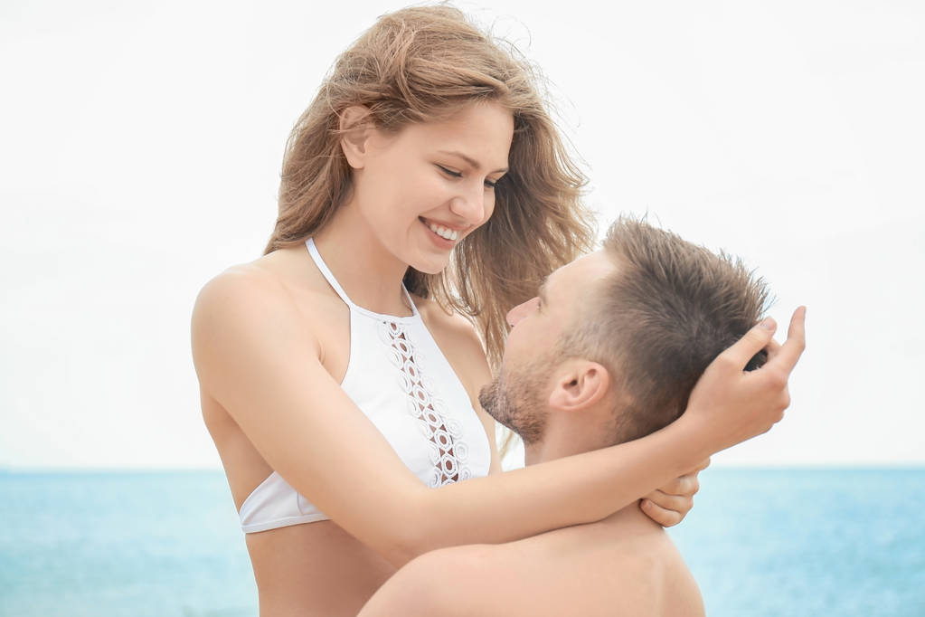 Joven pareja feliz en la playa del mar
 - Foto, imagen