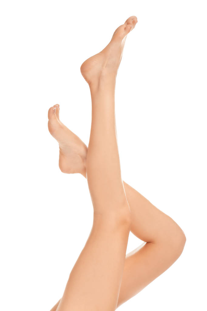 Αποτρίχωση έννοια. Τα πόδια του όμορφη νεαρή γυναίκα σε άσπρο φόντο - Φωτογραφία, εικόνα