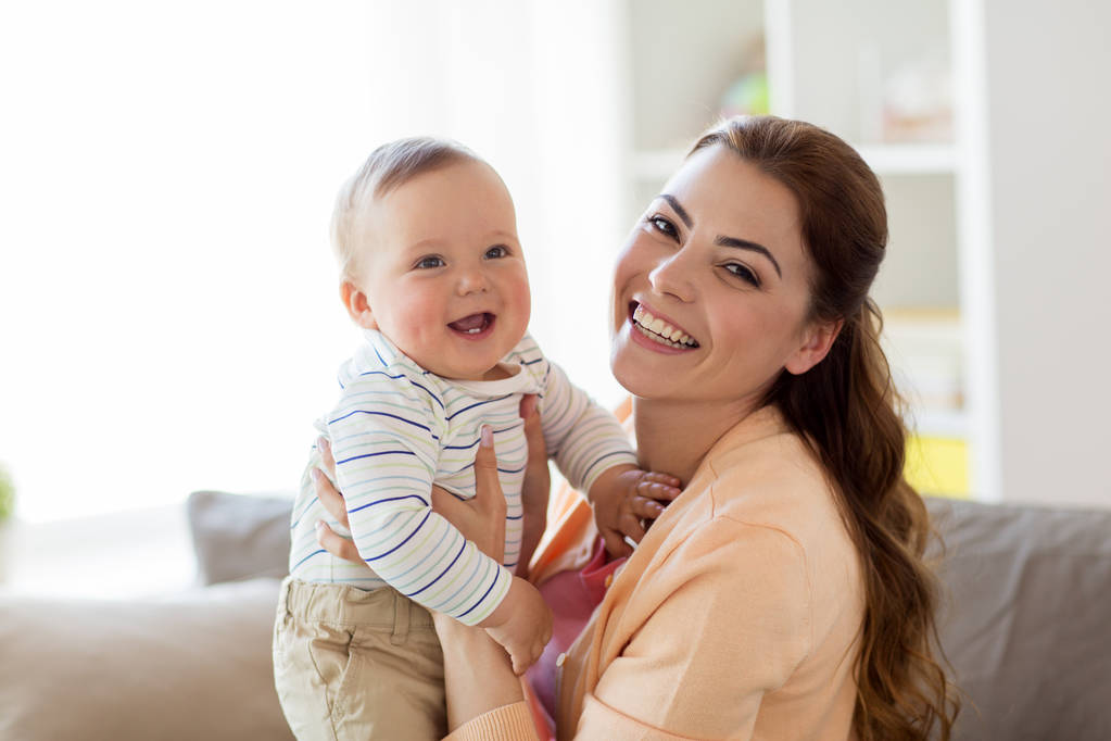 boldog fiatal anya kisbabával otthon - Fotó, kép