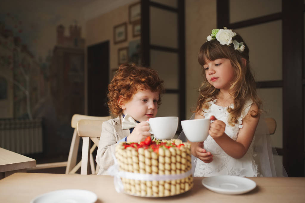 jongen en meisje met tea party in café - Foto, afbeelding