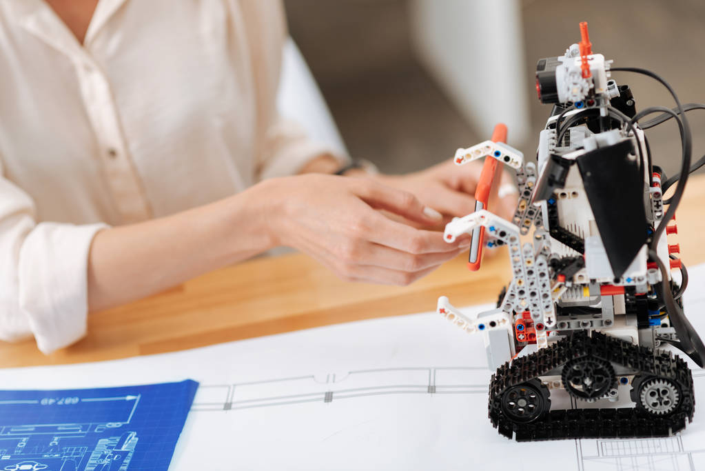 Ingeniero curioso probando robot futurista en la oficina
 - Foto, imagen