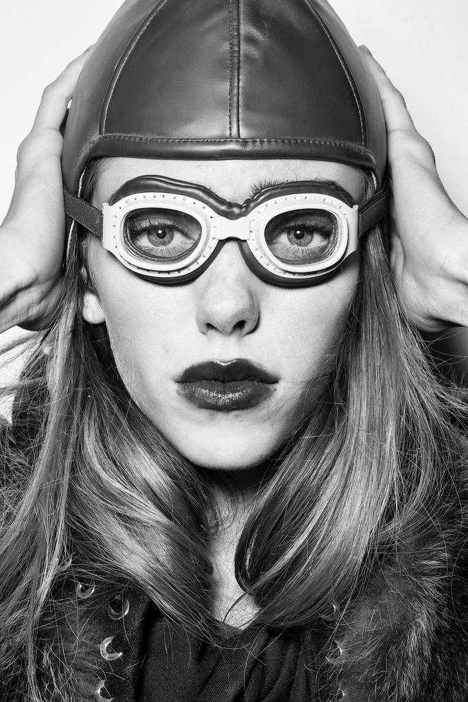 mannequin ou femme pilote en lunettes et chapeau
 - Photo, image