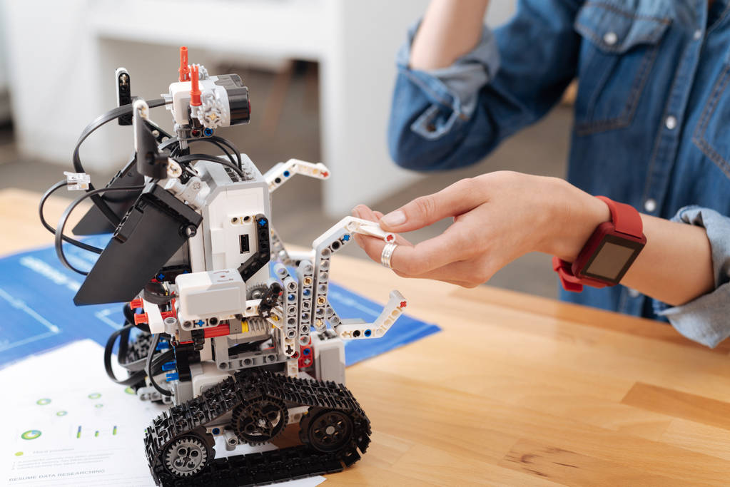 Piccolo robot amichevole che fa amicizia con gli umani al chiuso
 - Foto, immagini