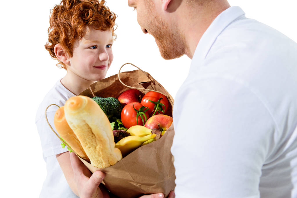 padre e hijo con bolsa de comestibles
 - Foto, Imagen