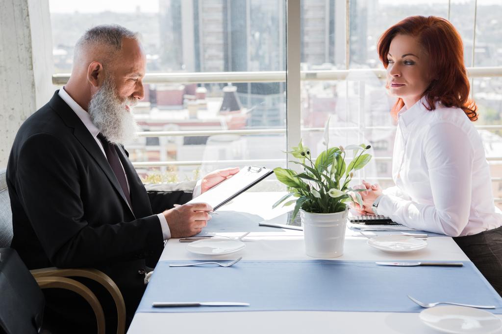 взрослые бизнесмены, имеющие встречу
 - Фото, изображение