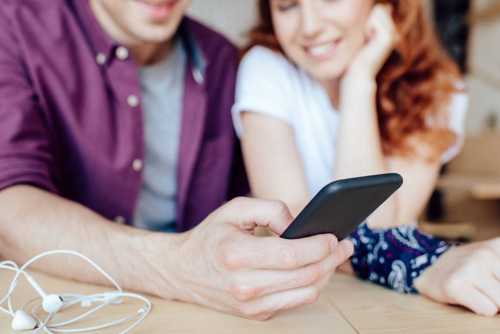 Jeune couple utilisant un smartphone
 - Photo, image