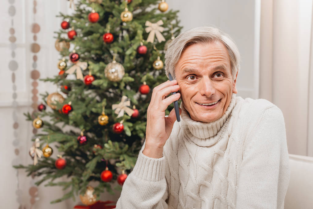 ember beszél smartphone-ra karácsony - Fotó, kép