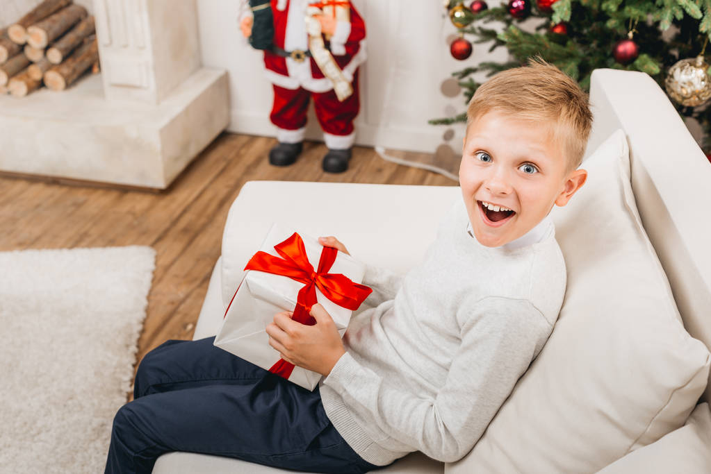 Niño con regalo de Navidad - Foto, Imagen