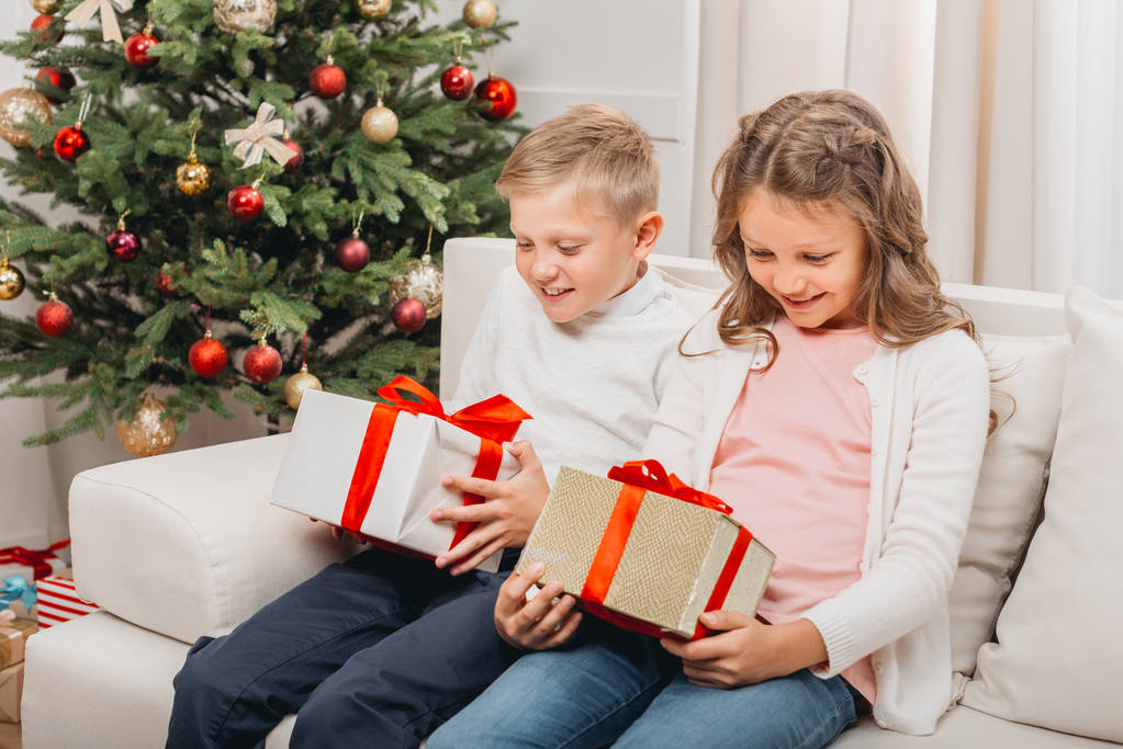 Niños con regalos de Navidad - Foto, Imagen