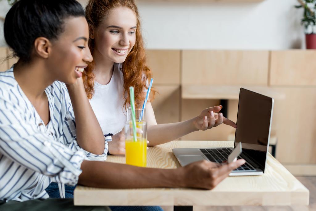 chicas multiétnicas utilizando el ordenador portátil
 - Foto, imagen