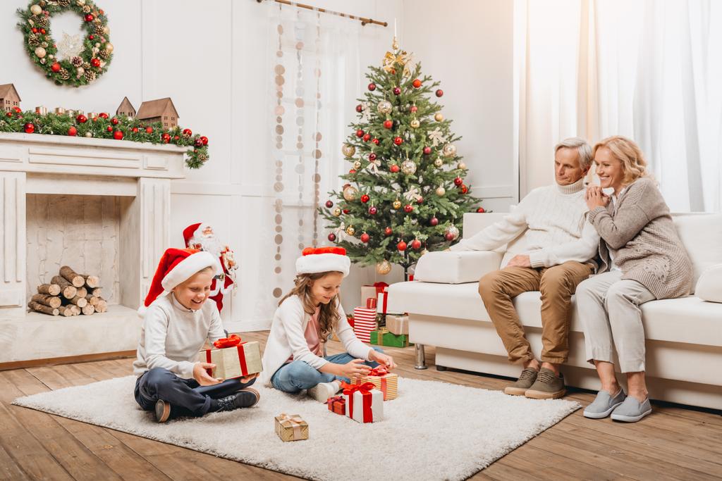 Glückliche Familie feiert Weihnachten - Foto, Bild