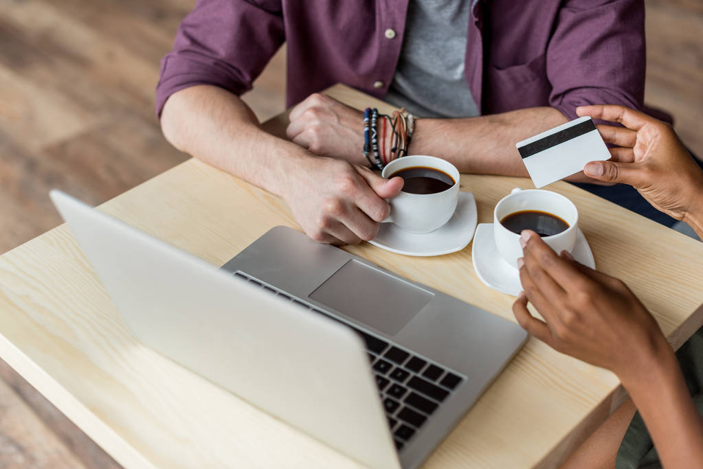 ζευγάρι με καφέ, πιστωτική κάρτα και το laptop - Φωτογραφία, εικόνα