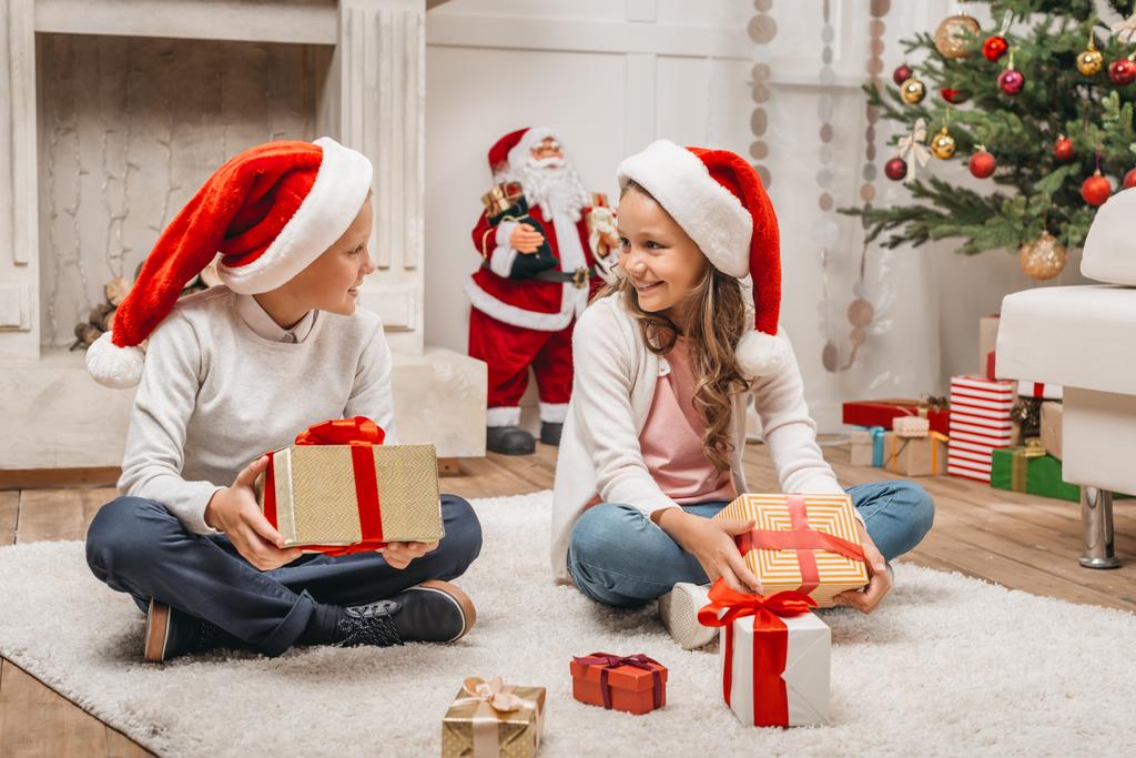 Enfants avec cadeaux de Noël - Photo, image