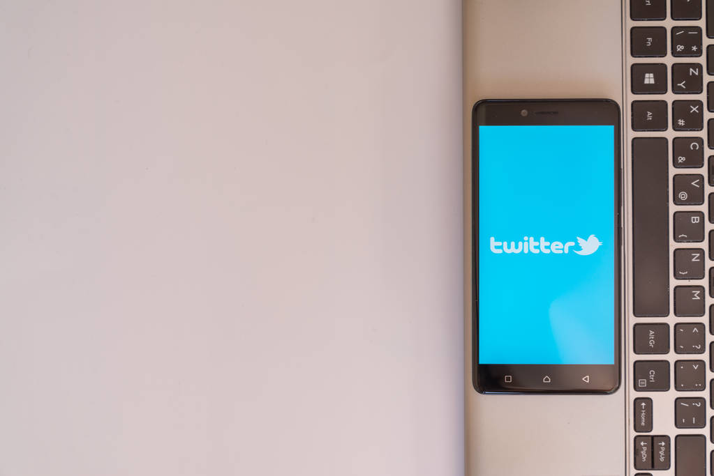Logo Twittera na smartphone - Zdjęcie, obraz