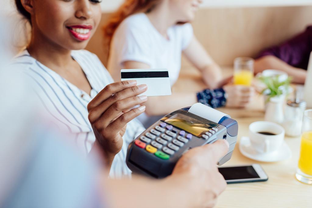 πληρωμή με πιστωτική κάρτα και τερματικό  - Φωτογραφία, εικόνα
