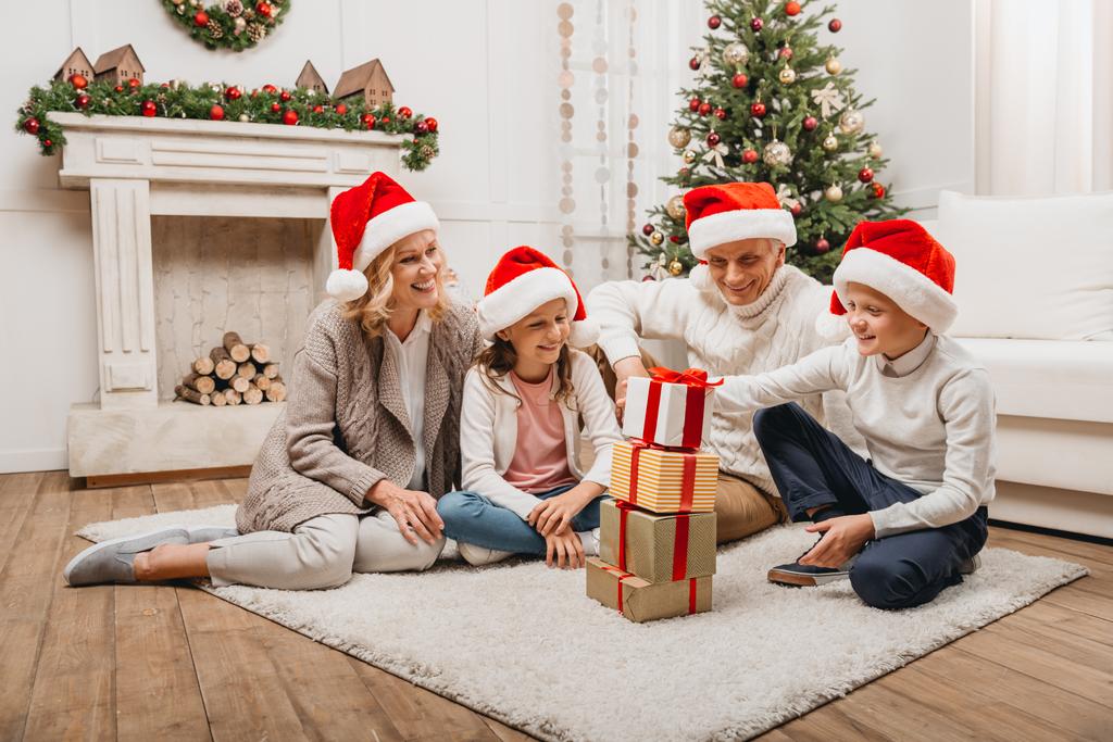 Glückliche Familie feiert Weihnachten - Foto, Bild