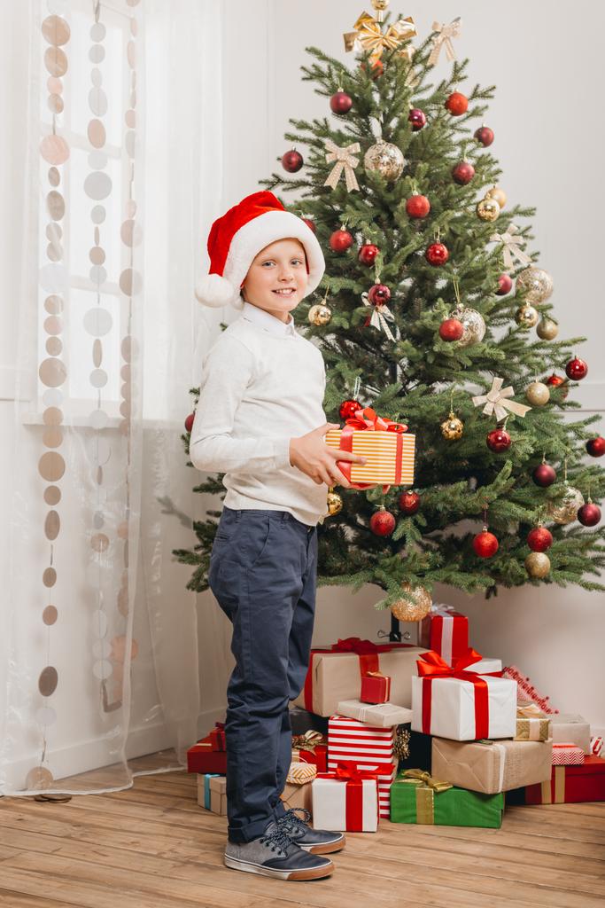 クリスマスプレゼント付きの男の子 - 写真・画像