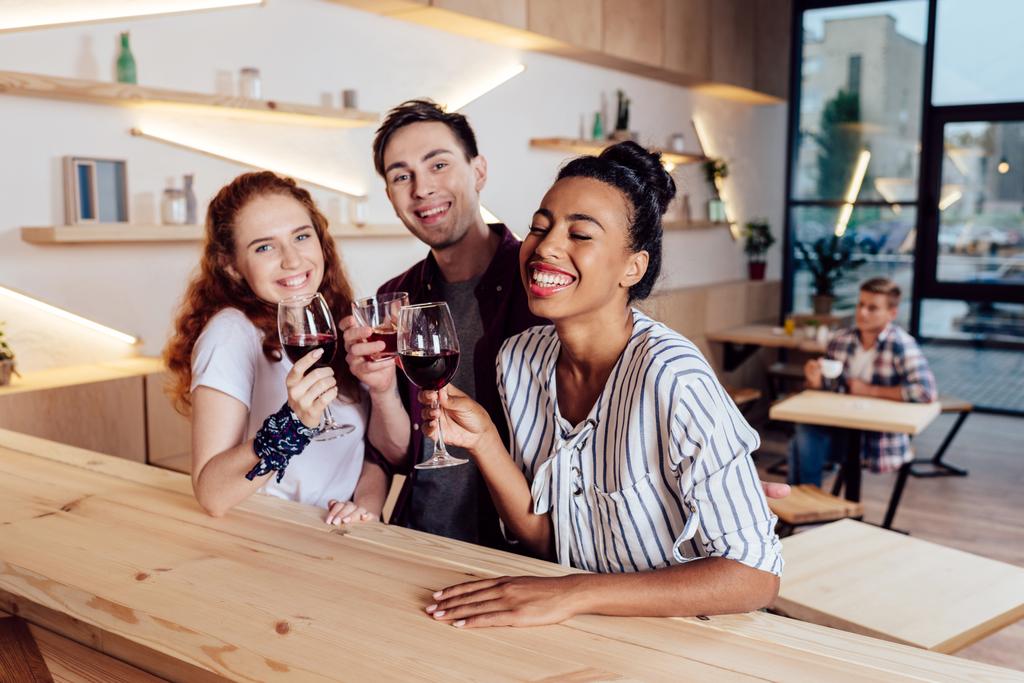 мультиэтнические друзья пьют вино
 - Фото, изображение