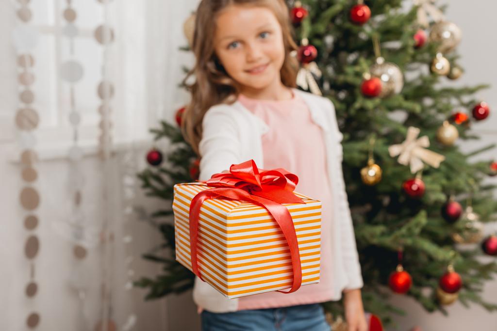 クリスマスプレゼント付きの子供 - 写真・画像