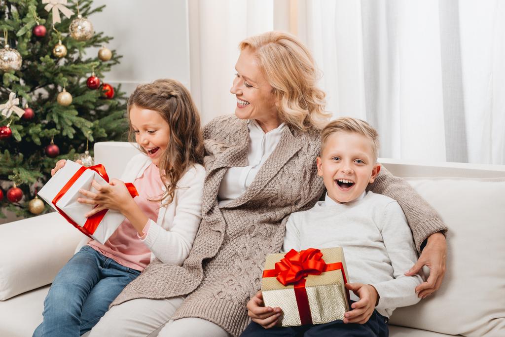 女性と子供たち、クリスマス プレゼント - 写真・画像