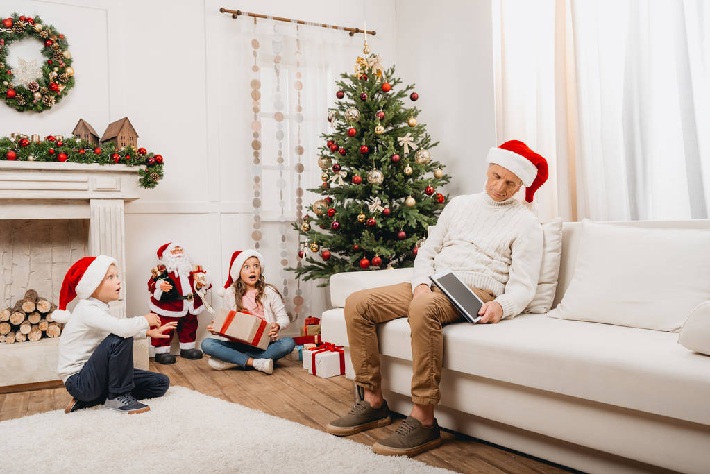 Kinder öffnen Weihnachtsgeschenke - Foto, Bild