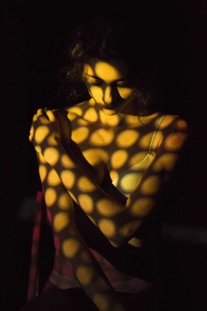 Тіло жінки з кольоровим візерунком у променевому проекторі
 - Фото, зображення