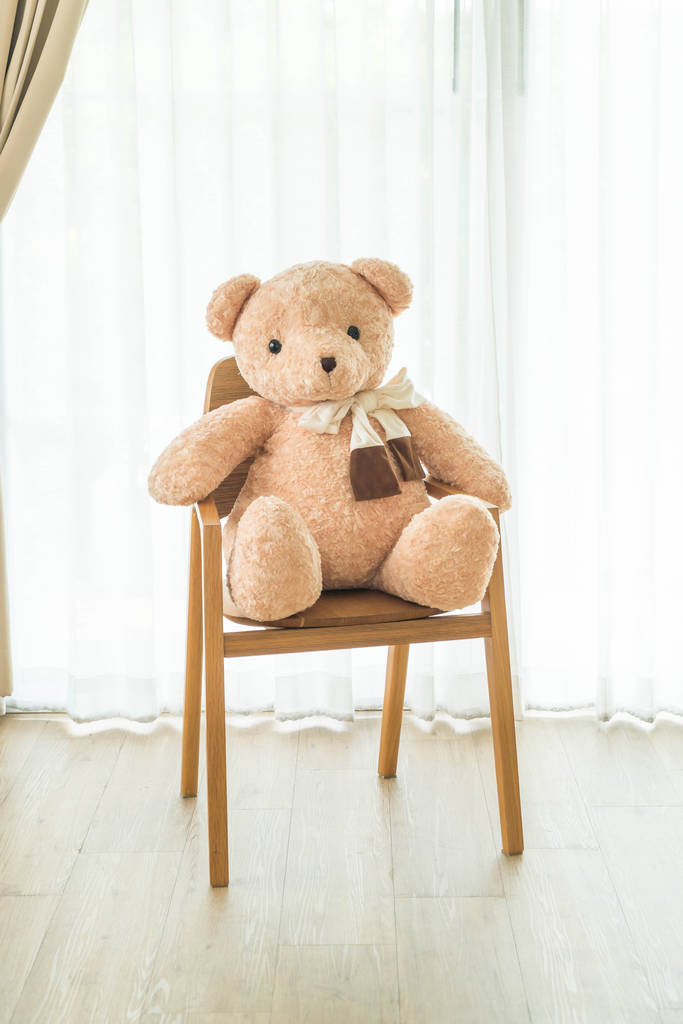 poupée ours sur chaise
 - Photo, image