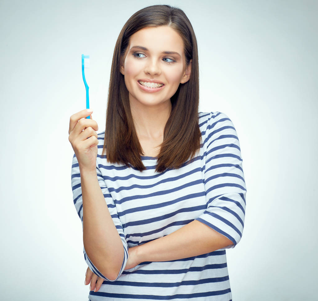 Diş fırçalama küme ayracı ile gülümseyen kız. - Fotoğraf, Görsel