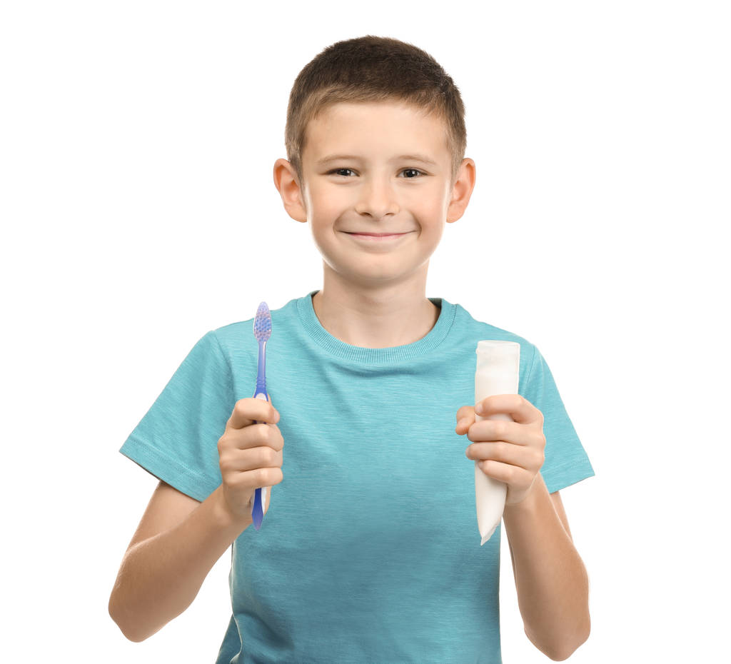 Garçon mignon avec brosse à dents et pâte sur fond blanc. Concept de nettoyage des dents
 - Photo, image