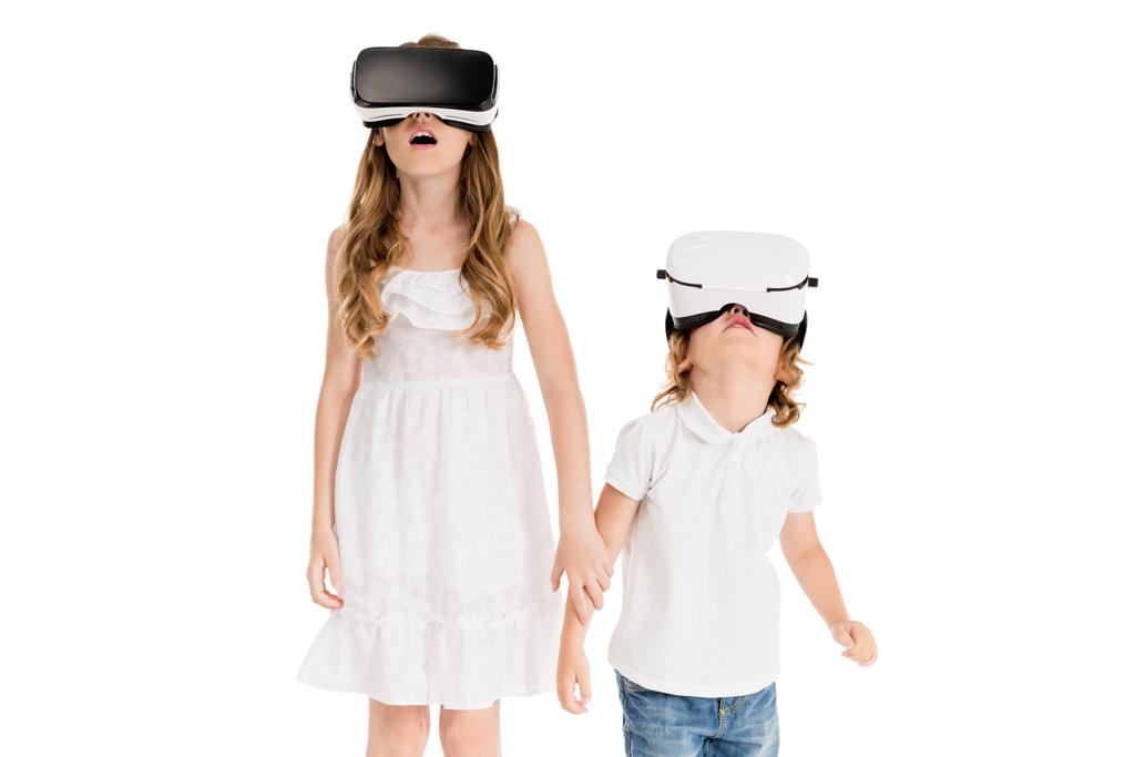 crianças em fones de ouvido de realidade virtual
 - Foto, Imagem