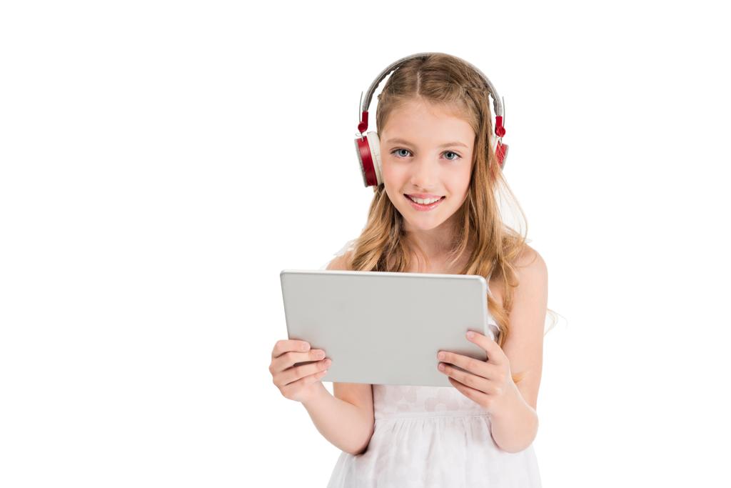 dziecko w słuchawkach z tabletem - Zdjęcie, obraz