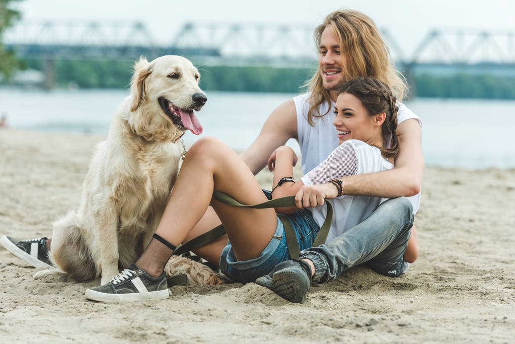 junges Paar mit Hund - Foto, Bild