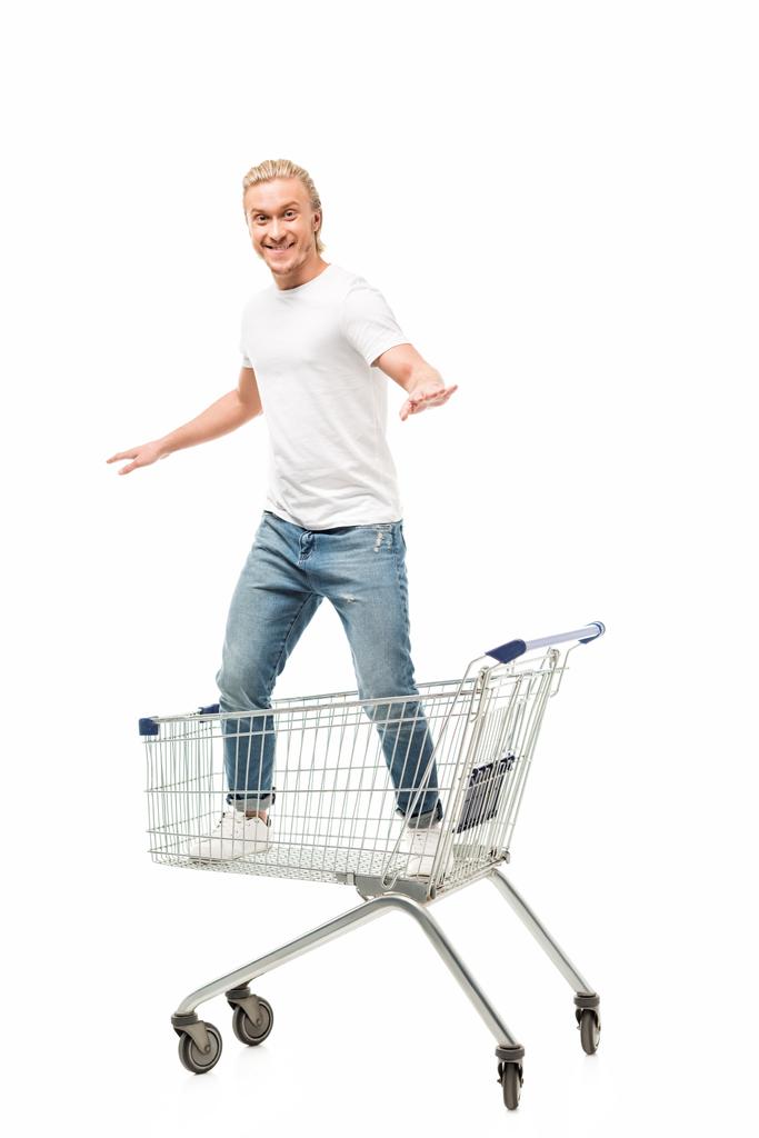 Mann steht im Einkaufswagen - Foto, Bild