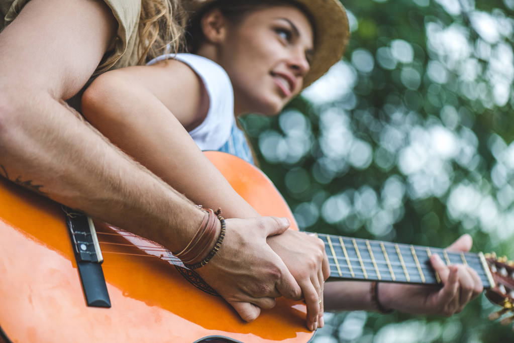 pareja con guitarra en el parque
 - Foto, imagen