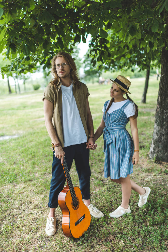 ζευγάρι με την κιθάρα στο πάρκο - Φωτογραφία, εικόνα