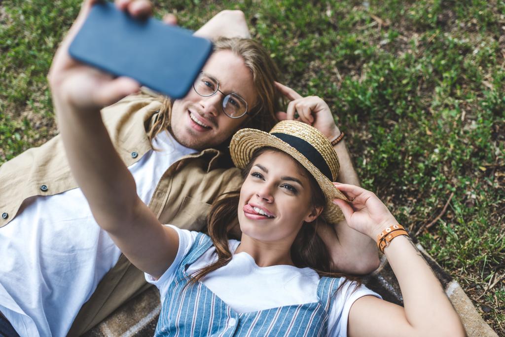 Paar macht Selfie im Park - Foto, Bild