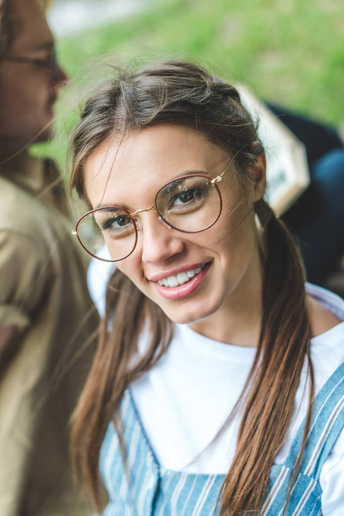 Красива молода жінка в окулярах
 - Фото, зображення
