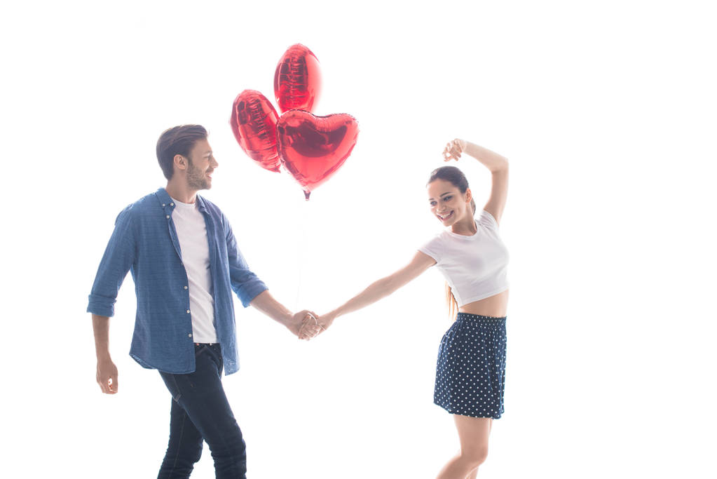 Пара с шариками в форме сердца
  - Фото, изображение