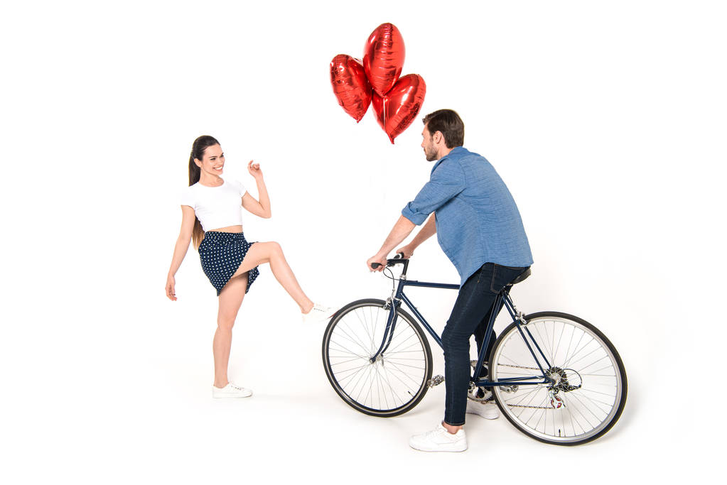ζευγάρι με ποδήλατο και μπαλόνια - Φωτογραφία, εικόνα