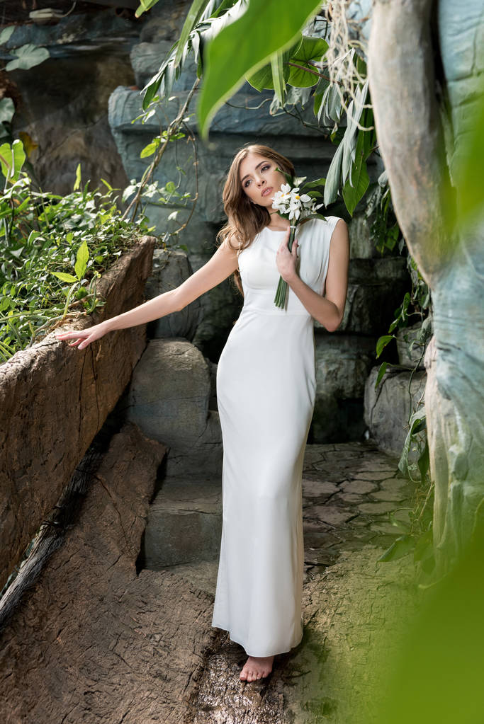 красивая невеста со свадебным букетом - Фото, изображение