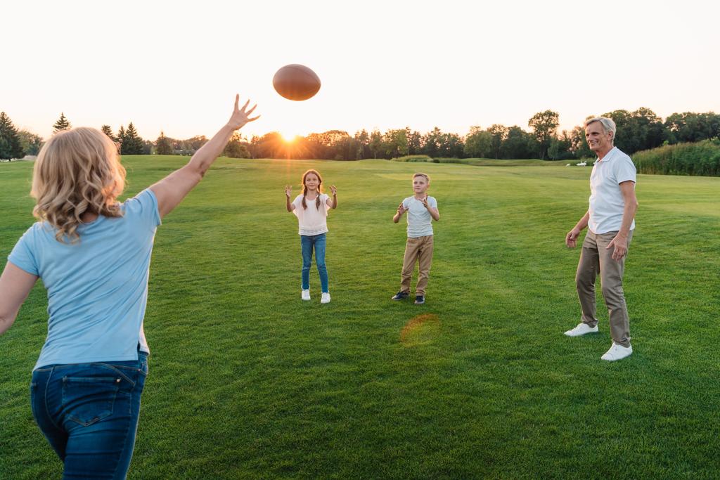 família jogando futebol americano
 - Foto, Imagem