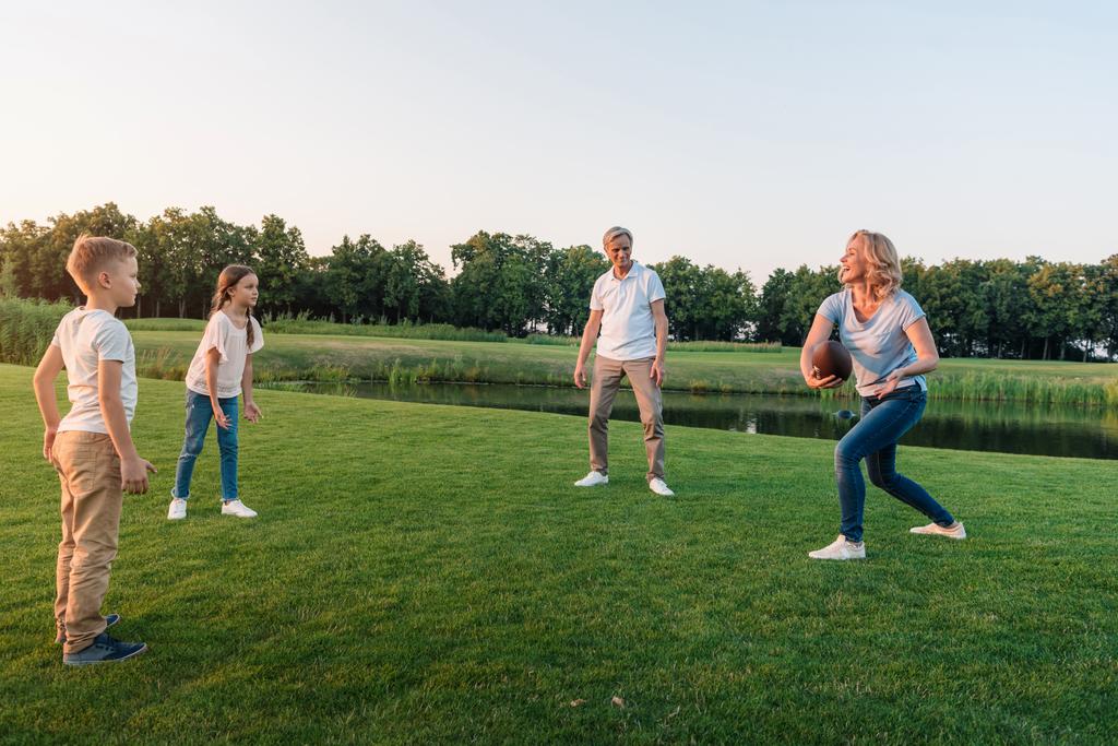 familia jugando fútbol americano
 - Foto, imagen