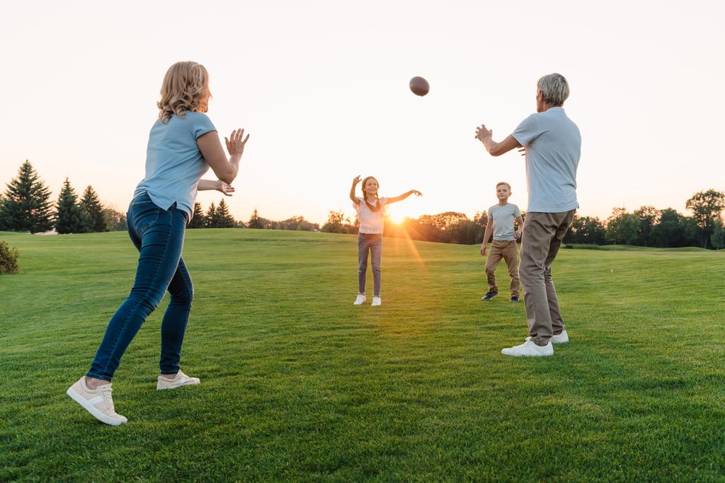 familia jugando fútbol americano
 - Foto, imagen